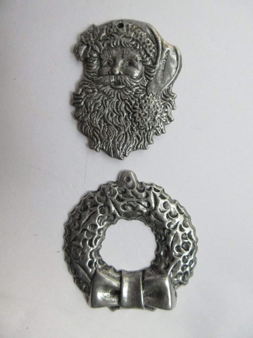 Carson Santa Claus Head & Christmas Wreath Pewter Ornaments Holiday 1993 Vintage